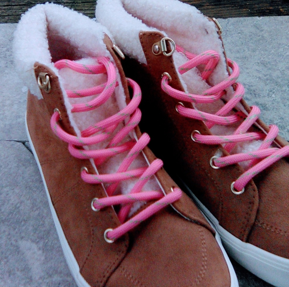 Old Navy Sneakers Wm 5 Tan Suede Sherpa Lined NWT Barbiecore